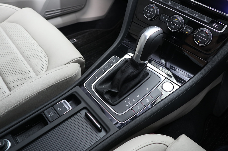 7速DSGはパドルシフトとシフトセレクターでマニュアル変速が可能
