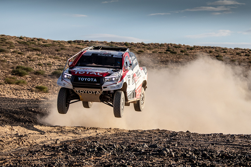 オフロード走行する「ハイラックス」