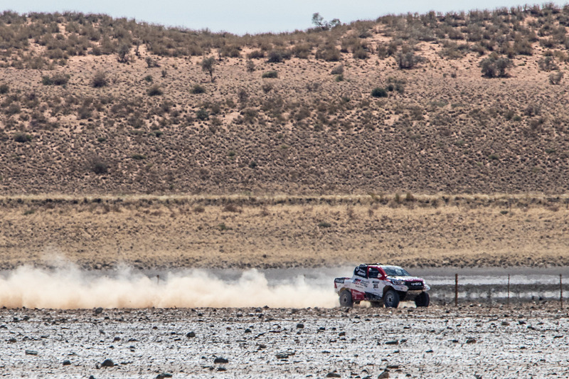 オフロード走行する「ハイラックス」