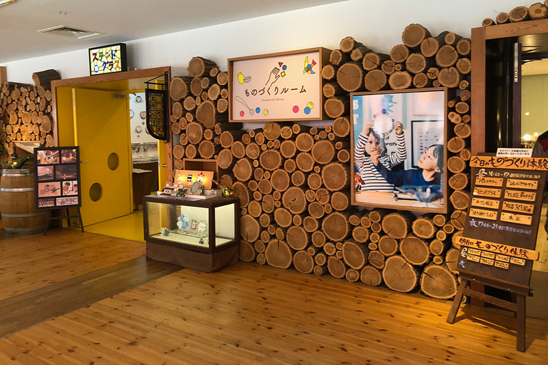 丸太が積み上がったエントランスが素敵な「ものづくりルーム」には、陶芸、ステンドグラス、シルバーアクセサリー、機織りやフェルトの小物作り、木工やトンボ玉アクセサリー作りなど豊富なワークショップがそろいます。オーブン粘土とステンドグラスは2歳から、パンフラワーは2歳半から、陶芸やシルバーアクセサリー、トンボ玉アクセサリー作りは3歳からと、幼児でも体験できるのが嬉しいところ。もちろん大人も参加できますよ～