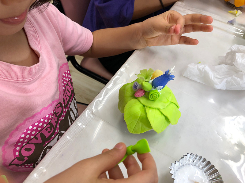 葉っぱをオルゴール台にボンドで貼り付ける作業は、4歳の娘には難しいかな～と見ていましたが、思いのほか上手にできてびっくり。それくらいで、「ものづくりの才能があるかも？」なんて思っちゃうのは親バカですね～。最後にお花の飾りをバランスよく散りばめて、なかなかの出来栄えに大満足の娘でした