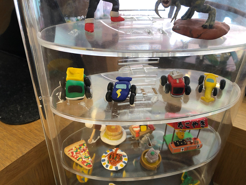 見てください、この可愛いミニチュアのマシンたち。これは「オーブン粘土」のワークショップに飾ってあった見本で、思わず私はこっちにトライしようかと考えちゃいましたが、今回は子供たちメインということでガマンガマン。男の子だったらパパと一緒に参加するのも楽しそうですよね