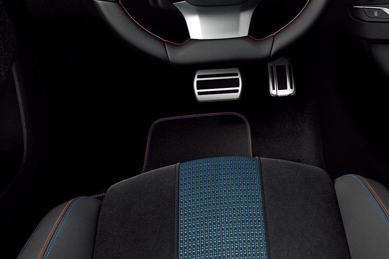 ステアリングやシート、ドアトリム、フロアマットなどに「ブルー＆オレンジステッチ」を施す