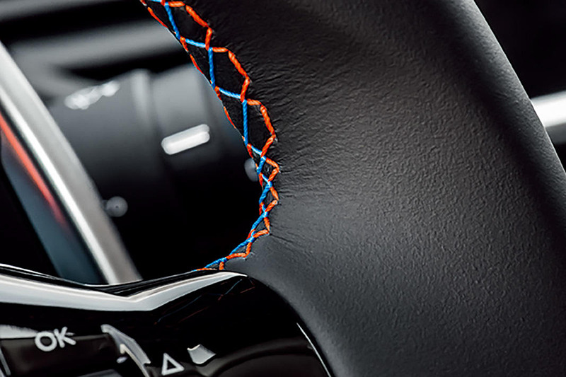 ステアリングやシート、ドアトリム、フロアマットなどに「ブルー＆オレンジステッチ」を施す