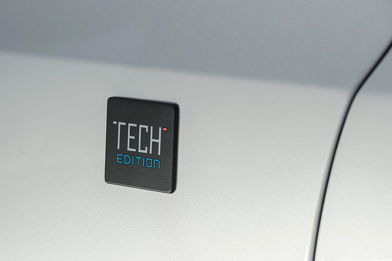 フロントフェンダー後方に専用バッヂを装着する