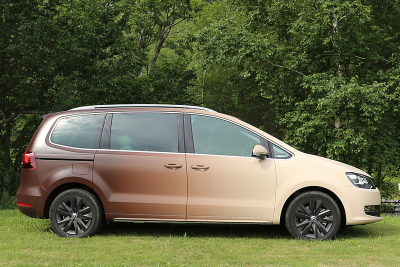 「マットブラウン グラデーション」のラッピングをボディに施したフォルクスワーゲン「シャラン」