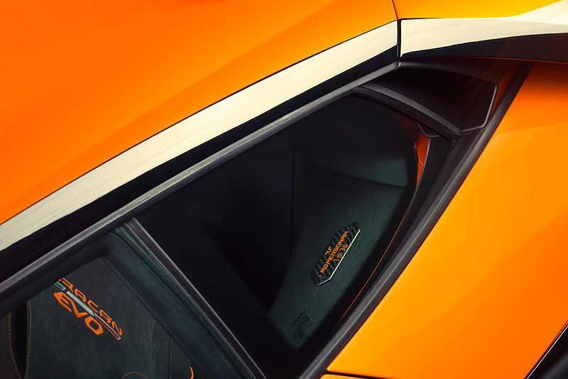 サイドメンバーには「DAYTONA 24h」「SEBRING 12h」のプレートが飾られ、ドライバー側のBピラーには、36台中の1台であることを示すカーボンファイバーのプレートが取り付けられる