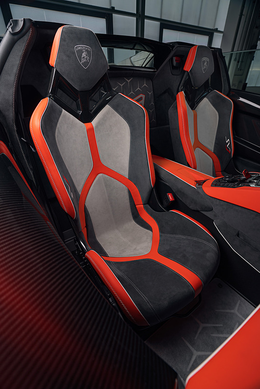 インテリア。アルカンターラとカーボンスキンのリアウォールには「63」のロゴが印される