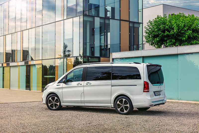 EQVのエクステリアではブラックパネルラジエーターグリル、軽量18インチホイールなどを採用。フロントフェンダーの左側に充電ポートが備わる