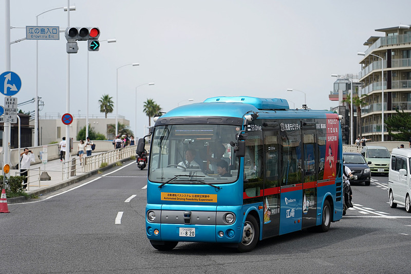 信号情報を取得して交差点を右折する自動運転バス