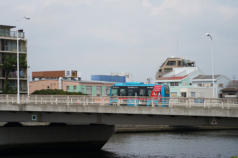 実証実験は「県立湘南海岸公園中部バス駐車場」（臨時バス停）～「湘南港桟橋バス停」の約2kmで実施。交差点に設置したセンサーによって対向車の有無を確認して右折するのが2018年との違い