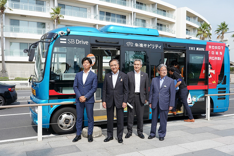 左からSBドライブ株式会社 代表取締役社長兼 CEOの佐治友基氏、神奈川県知事 黒岩祐治氏、藤沢市副市長 宮治正志氏、江ノ島電鉄株式会社 取締役社長の楢井進氏