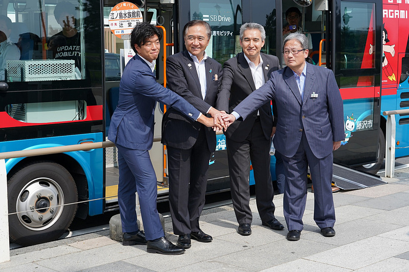 左からSBドライブ株式会社 代表取締役社長兼 CEOの佐治友基氏、神奈川県知事 黒岩祐治氏、藤沢市副市長 宮治正志氏、江ノ島電鉄株式会社 取締役社長の楢井進氏
