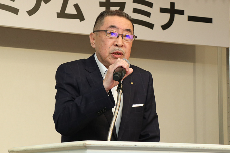 メディアセミナーに先だって登壇した髙橋英彦副社長は、イチネンケミカルズが「きれいなクルマは事故が少ない」との考えのもと、「汚クルマ撃退！クイックお掃除プロジェクト」を4年にわたって継続していることを紹介