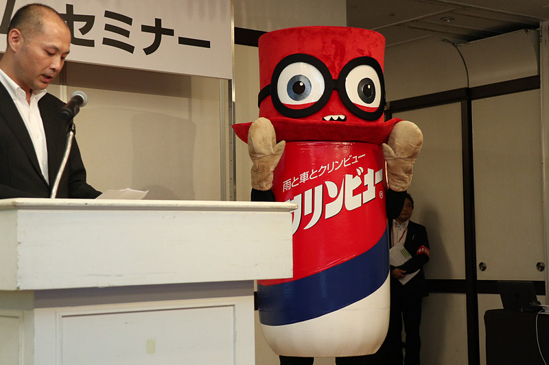 クリンハットさんの背中には注意書きが書かれている