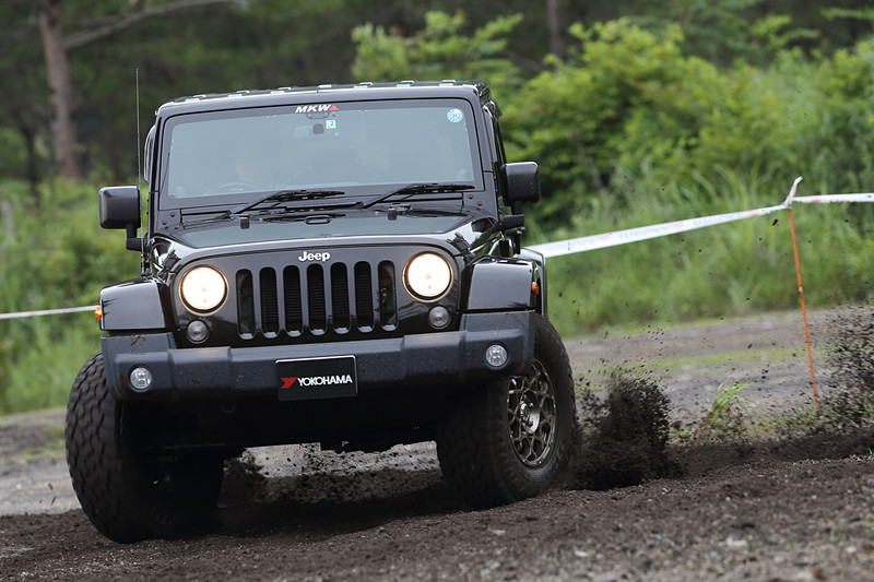 大雨が降り、ぬかるんだ中での試乗となった