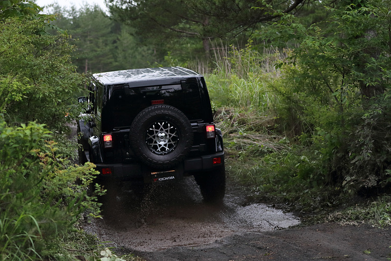 大雨が降り、ぬかるんだ中での試乗となった