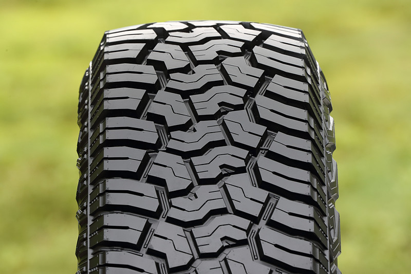 ジオランダー X-ATは、オフロードチューニングやドレスアップを楽しむとともに、オンロードでの快適性も求めるユーザー向けに開発したタイヤ。トレッドに施したサイプと細溝のコンビネーションが、ウェット路面や滑りやすいオフロード路面で高いトラクション性を発揮。ショルダー部の横溝とセンター側の縦溝に配した「ストーンイジェクター」が泥や石噛みによるダメージを緩和する