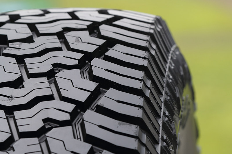 ジオランダー X-ATは、オフロードチューニングやドレスアップを楽しむとともに、オンロードでの快適性も求めるユーザー向けに開発したタイヤ。トレッドに施したサイプと細溝のコンビネーションが、ウェット路面や滑りやすいオフロード路面で高いトラクション性を発揮。ショルダー部の横溝とセンター側の縦溝に配した「ストーンイジェクター」が泥や石噛みによるダメージを緩和する