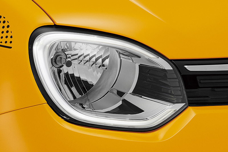 ヘッドライトの外周に「CシェイプLEDランプ」「Cシェイプウインカー」を採用