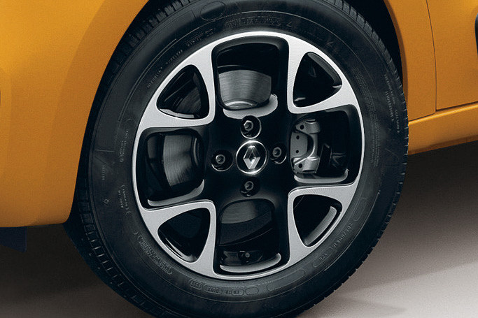 15インチアロイホイールもデザインを一新