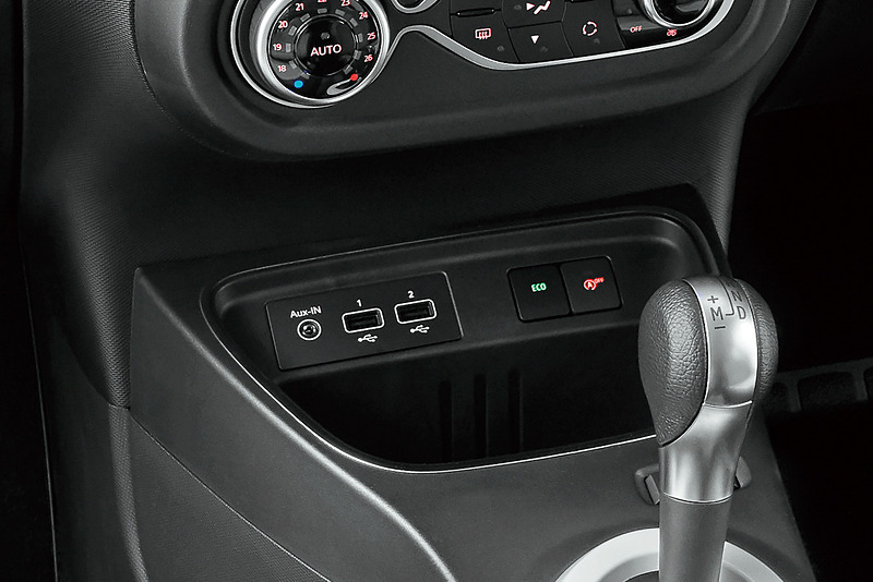 センターコンソールに2つのUSBポートやAUX入力などを用意