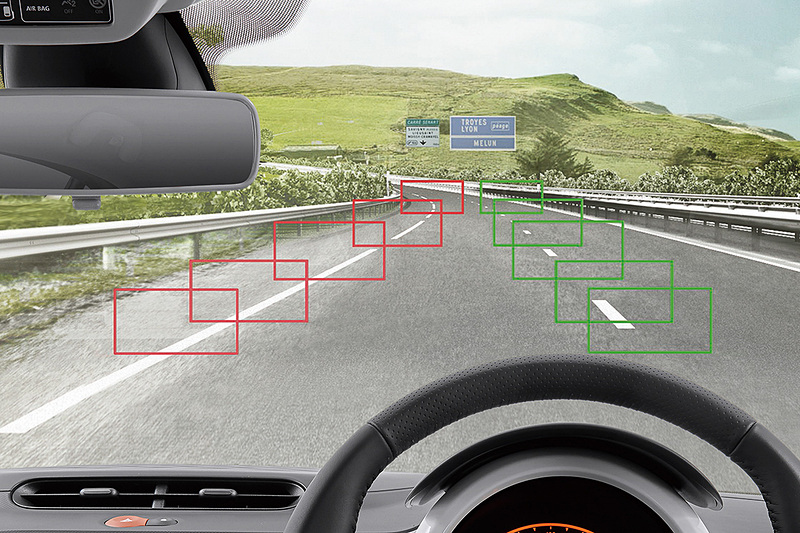 アラーム音で車線逸脱の危険を知らせる「車線逸脱警報（LDW）」を新採用