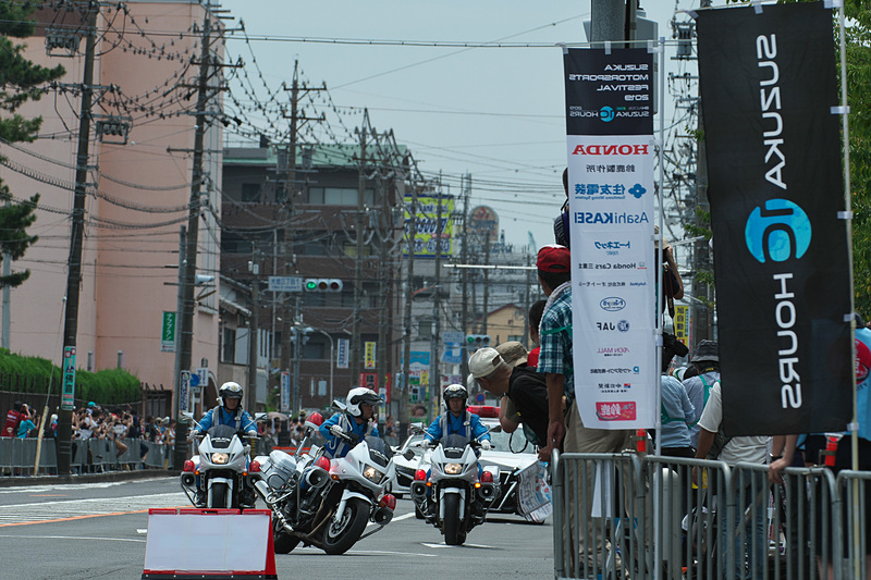 三重県警交通機動隊が先導