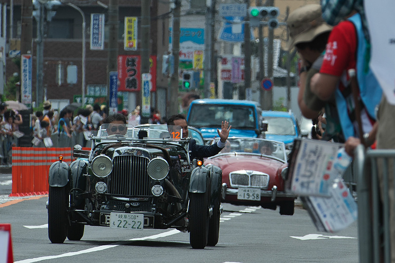 鈴木英敬 三重県知事、末松則子 鈴鹿市長らもクラシックカーでパレードに参加
