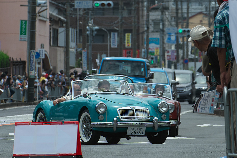 鈴木英敬 三重県知事、末松則子 鈴鹿市長らもクラシックカーでパレードに参加