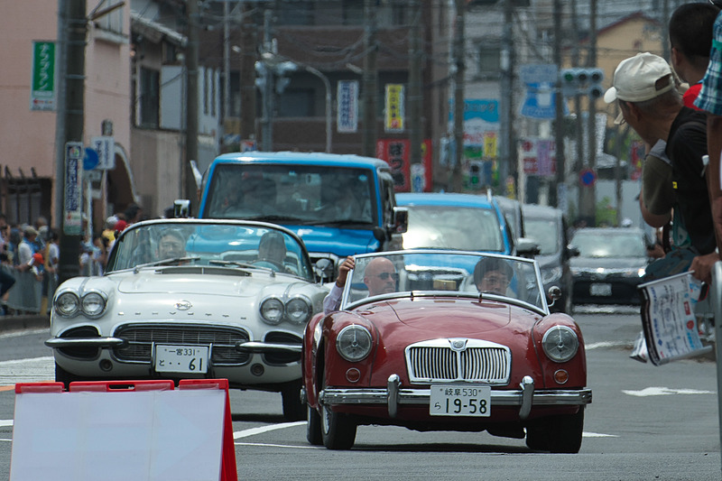 鈴木英敬 三重県知事、末松則子 鈴鹿市長らもクラシックカーでパレードに参加