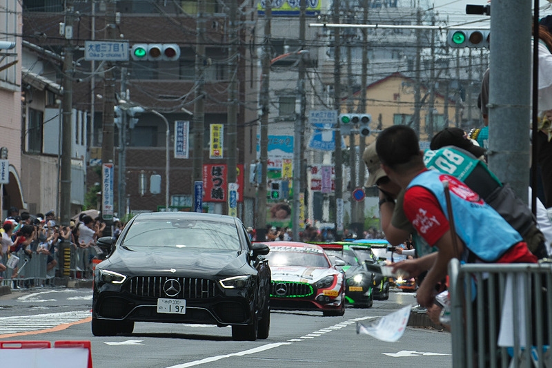 パレードに参加したレーシングマシン