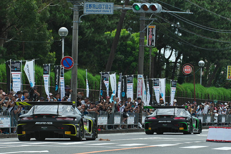 パレードに参加したレーシングマシン