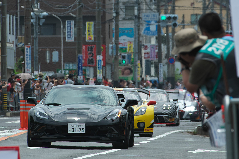 パレードに参加したレーシングマシン