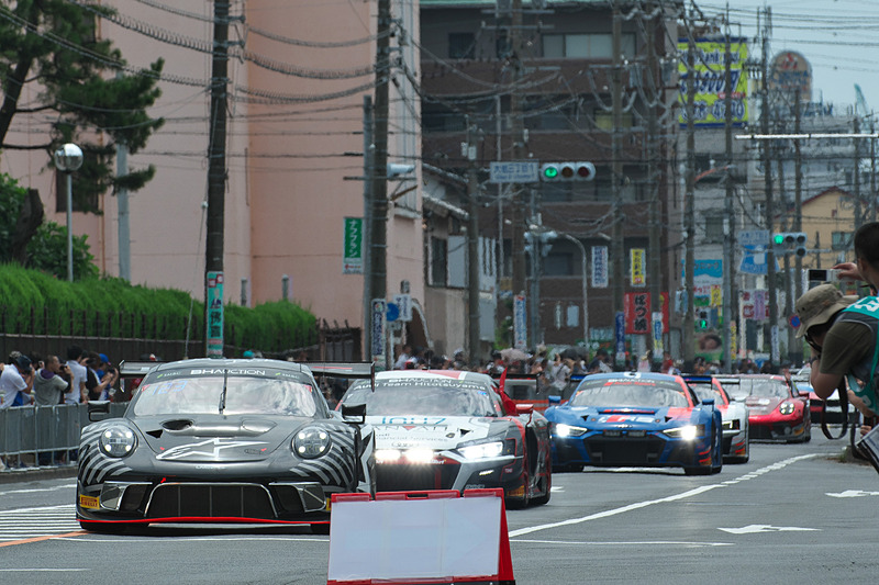 パレードに参加したレーシングマシン