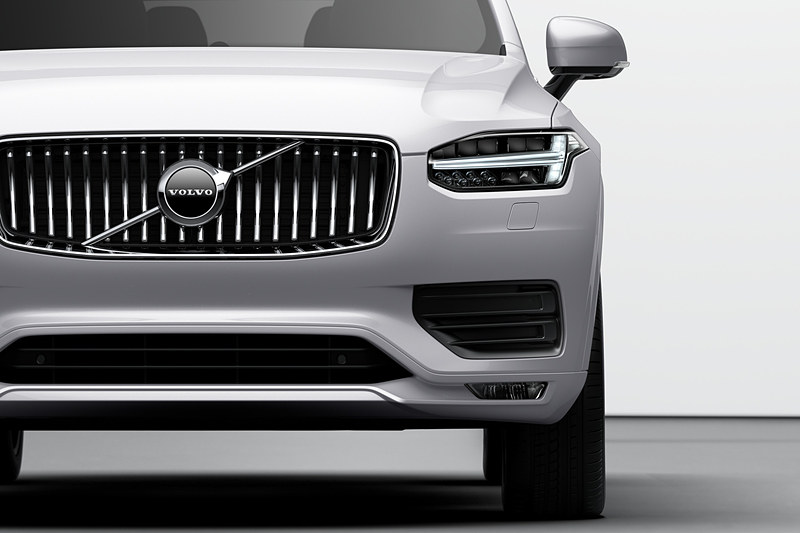 外観では前後バンパーやフロントグリルのデザインを変更