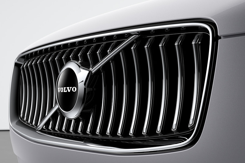 外観では前後バンパーやフロントグリルのデザインを変更