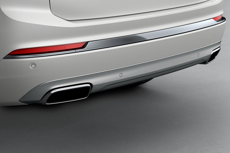 外観では前後バンパーやフロントグリルのデザインを変更