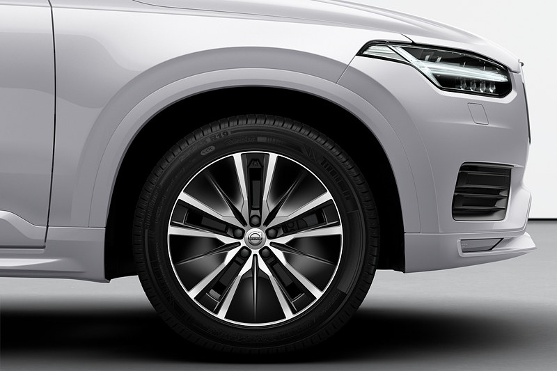 T8 Twin Engine AWD Excellence以外で装着するアルミホイールもデザイン変更された