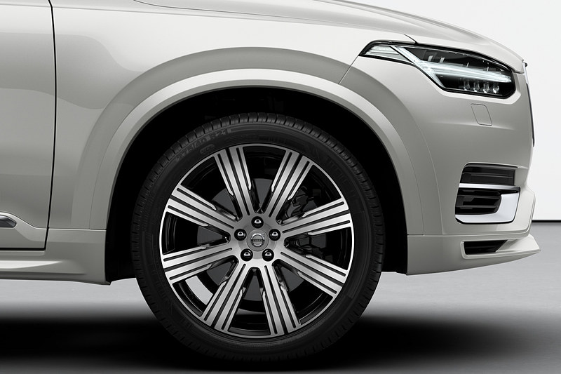 T8 Twin Engine AWD Excellence以外で装着するアルミホイールもデザイン変更された