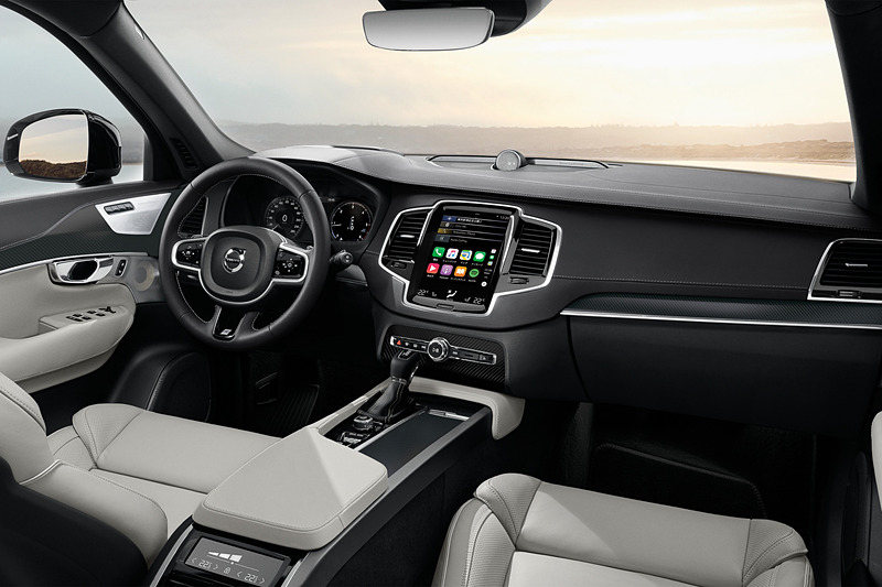 本革シートやパーフォレーテッド・ファインナッパレザーシートに新色「スレート」（グレー）を追加。PHEVモデルで採用する「オレフォス製クリスタル・シフトノブ」が新デザインとなっている