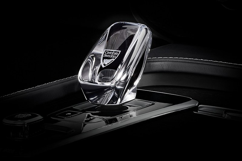 本革シートやパーフォレーテッド・ファインナッパレザーシートに新色「スレート」（グレー）を追加。PHEVモデルで採用する「オレフォス製クリスタル・シフトノブ」が新デザインとなっている