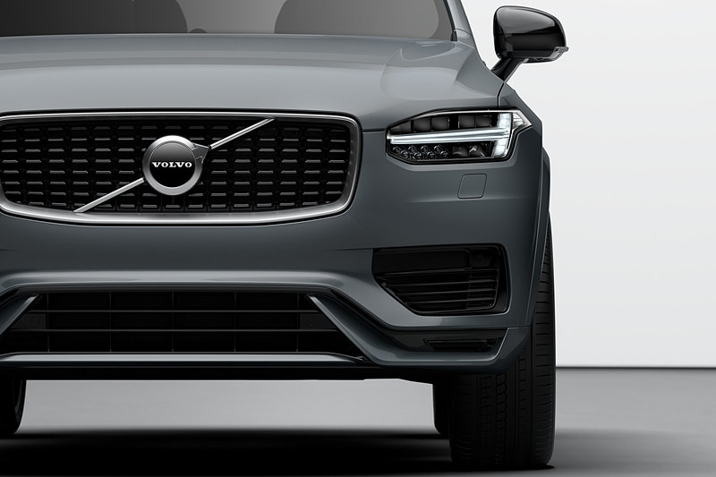 ブラック仕上げのドアミラーやフロントグリル、専用デザインの前後バンパーなどを装着してスポーティなイメージを演出している