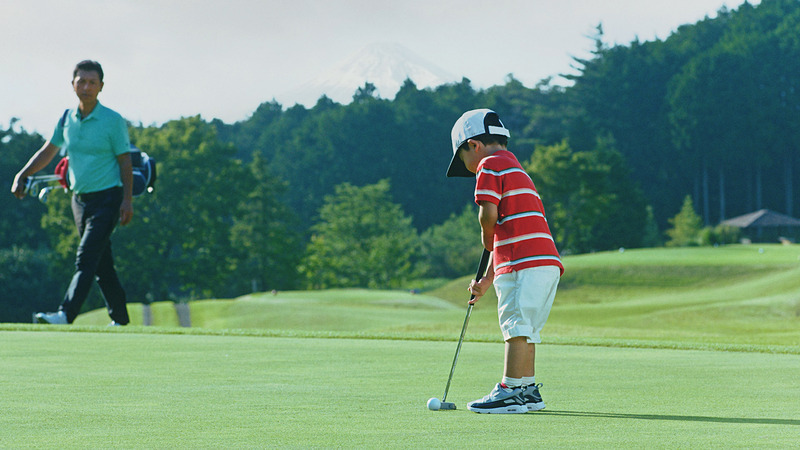 「4歳の天才少年ゴルファー」によってパッティングされたProPILOT GOLF BALLは、右に左にと複雑な軌跡を描き、時には加速しながらカップに吸い込まれていく