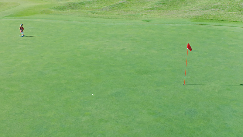 「4歳の天才少年ゴルファー」によってパッティングされたProPILOT GOLF BALLは、右に左にと複雑な軌跡を描き、時には加速しながらカップに吸い込まれていく