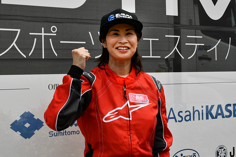 赤いレーシングスーツでレーシングカーによる公道パレードに参加した末松則子 鈴鹿市長。パレードの実現についての思いを語ってくれた