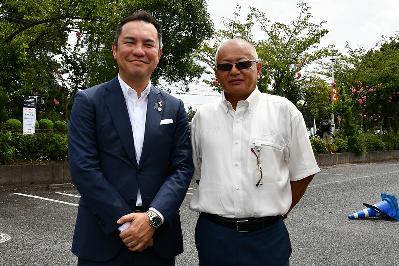 パレードに参加した鈴木英敬 三重県知事（左）と、株式会社GTアソシエイション 坂東正明代表
