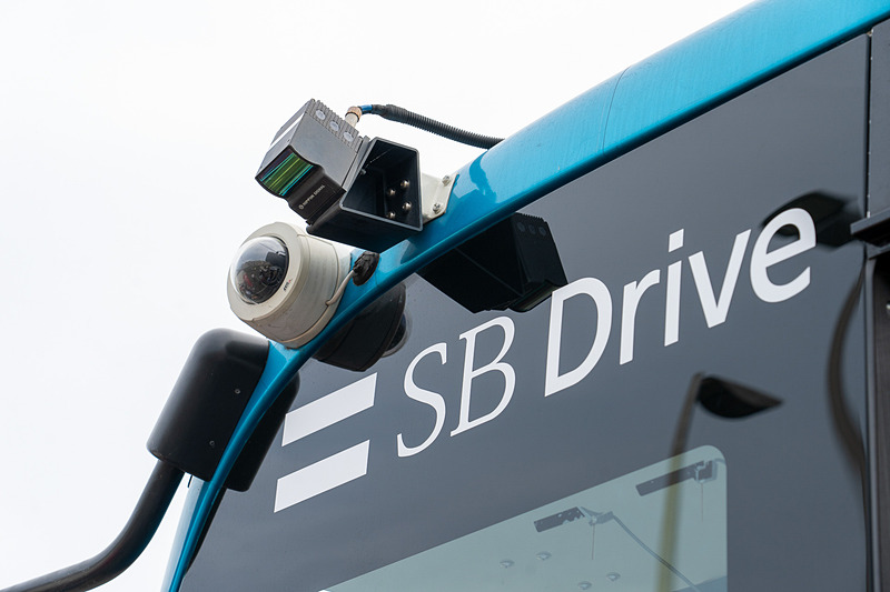 車両の前後左右に見慣れない色々な機材が!?