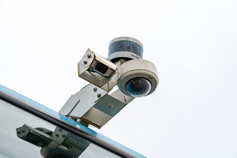 通信アンテナやレーザーレーダー、ミリ波レーダーなどが装着されています