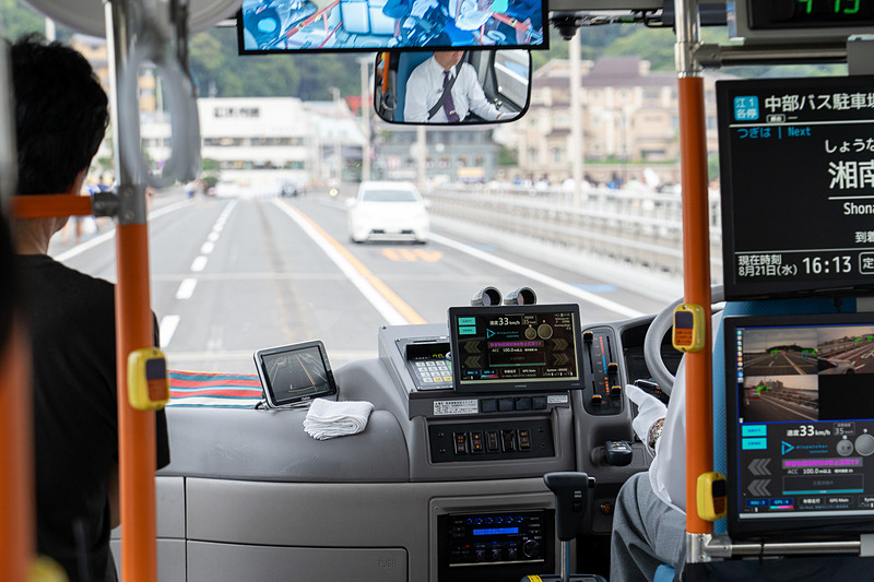 江の島大橋の上は最高速が35km/hに設定されています